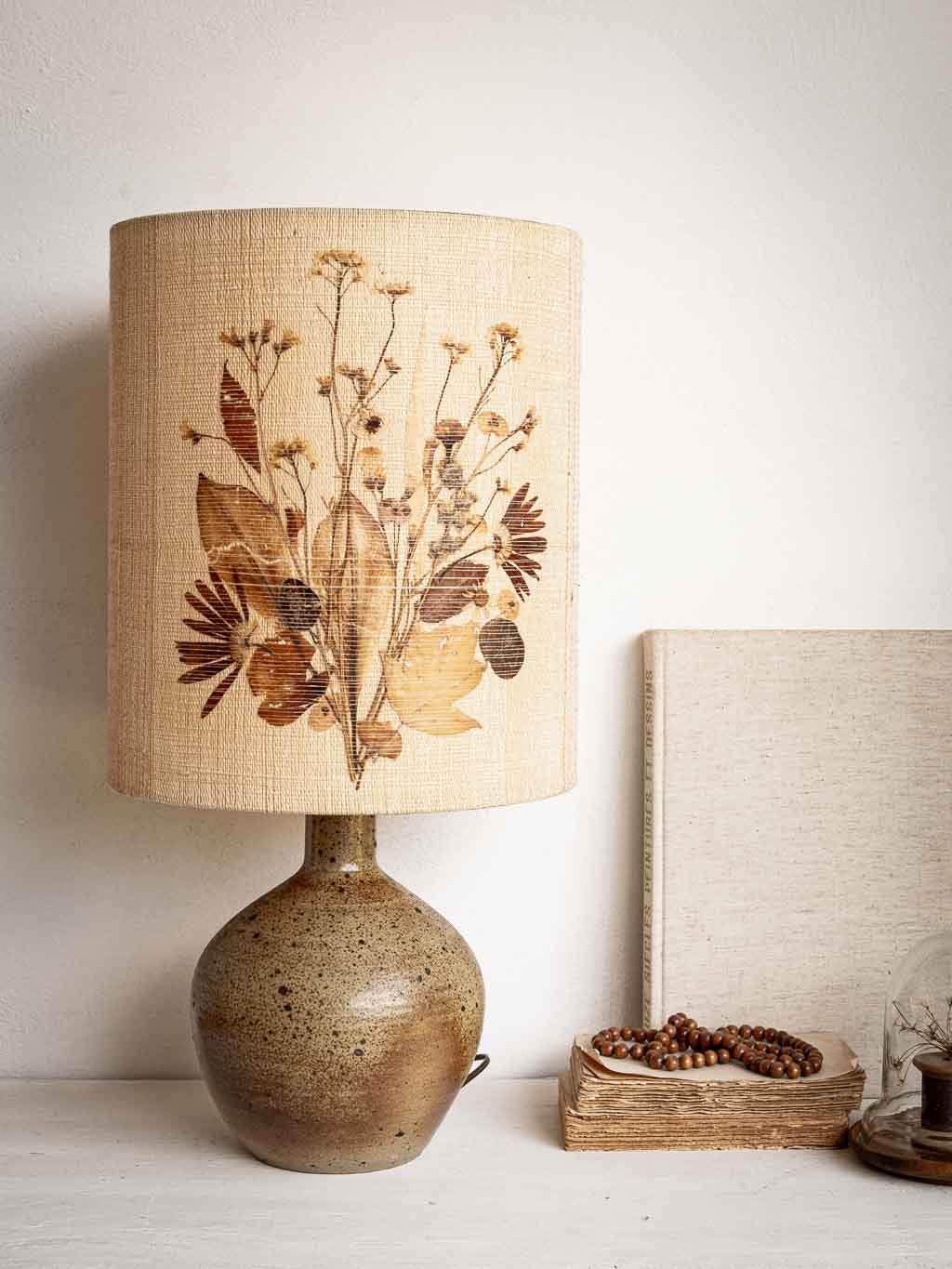 grande lampe vintage en grès abat-jour fleurs sechées