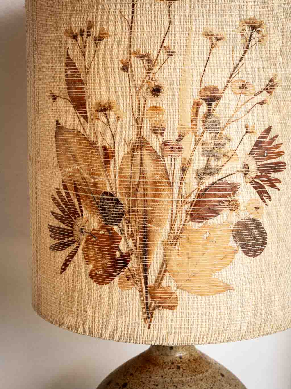 grande lampe vintage en grès abat-jour fleurs sechées