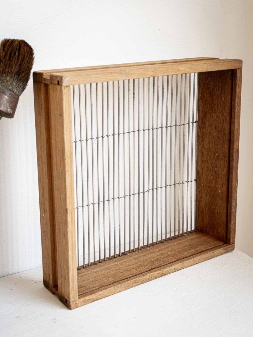 Ancien tamis trieur à crevette en bois et métal