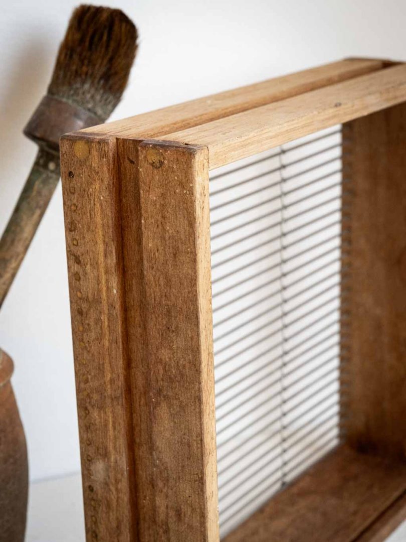 Ancien tamis trieur à crevette en bois et métal
