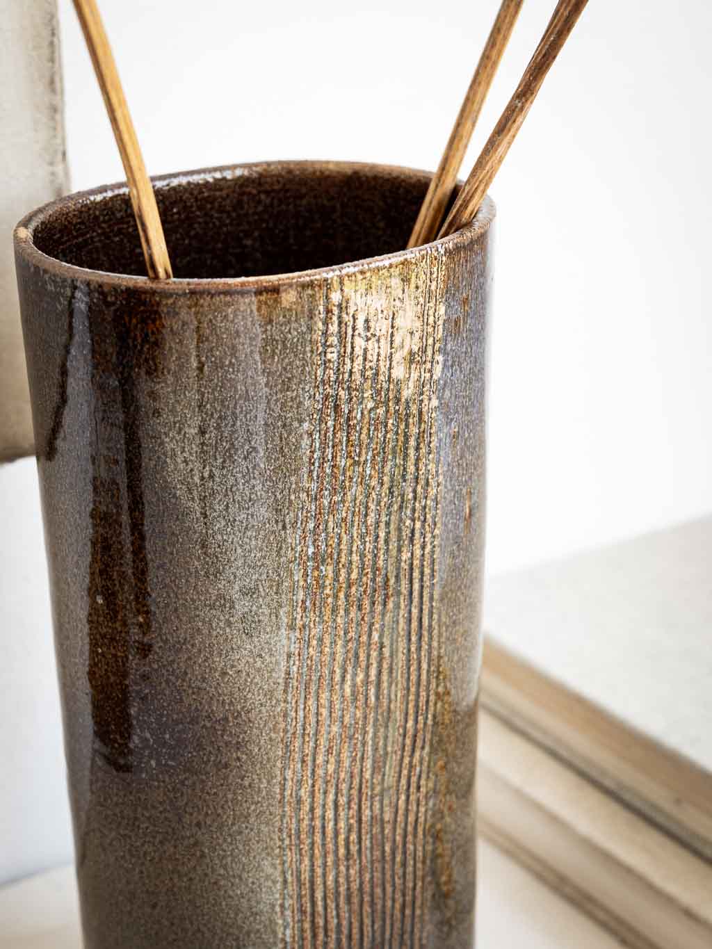 grand vase artisanal en grès émaillé et strié