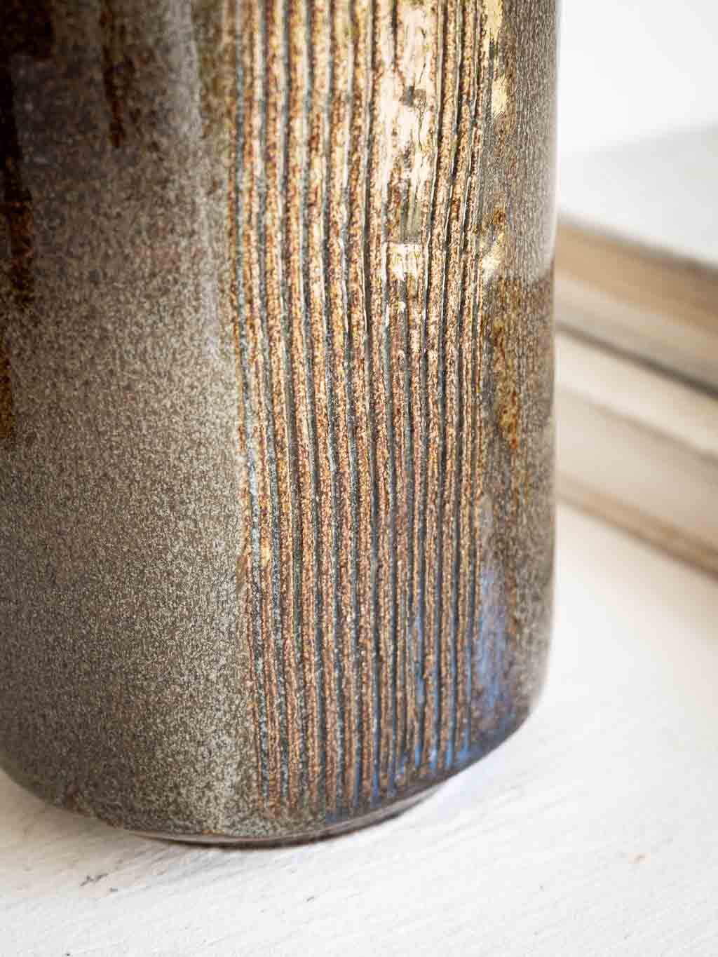 grand vase artisanal en grès émaillé et strié