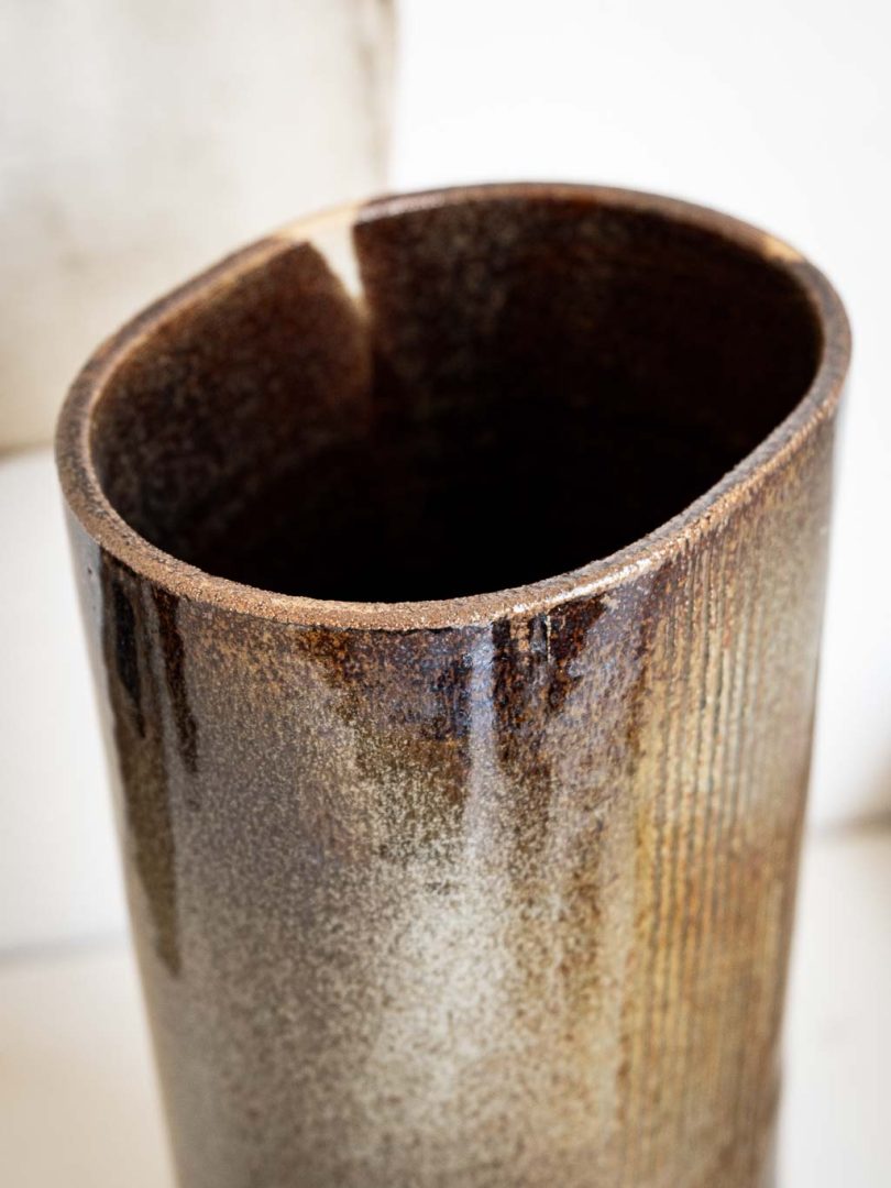 grand vase artisanal en grès émaillé et strié