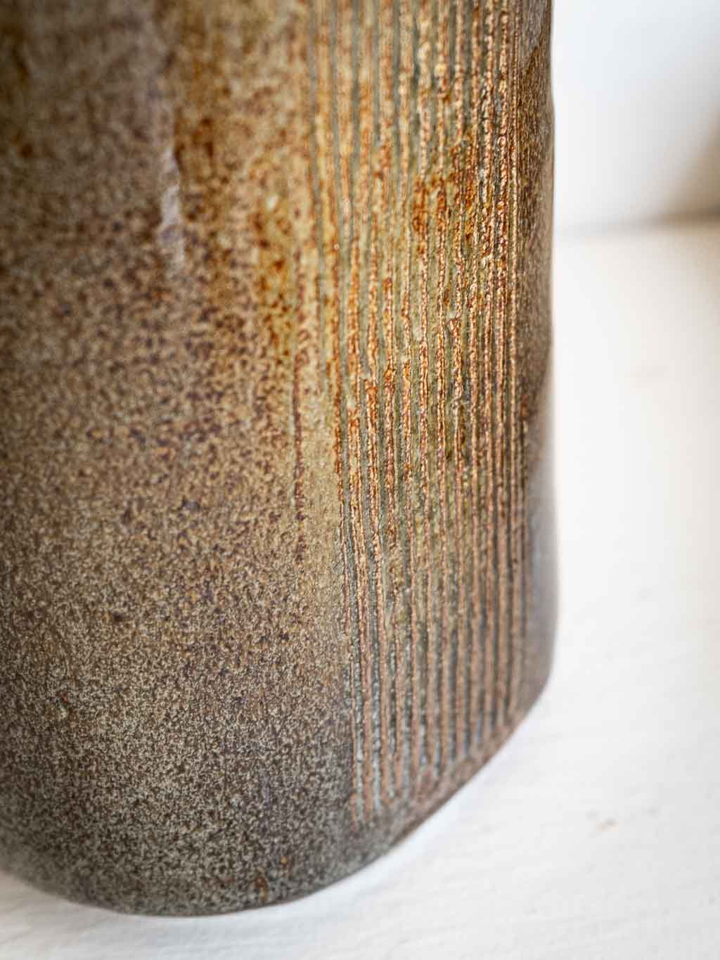 grand vase artisanal en grès émaillé et strié