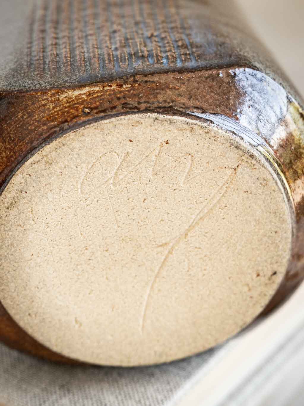 grand vase artisanal en grès émaillé et strié