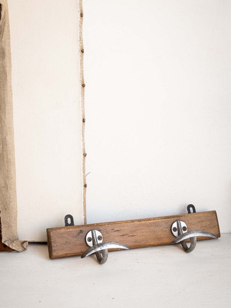 Description : Porte-manteaux mural vintage en bois et métal. Un objet typique des années 1960, composé de 2 patères en métal. Son design rétro et sa finition en bois apporteront une touche vintage et chaleureuse à votre entrée ou votre chambre. Pratique et décoratif, il accueillera vos manteaux, sacs ou accessoires avec style. Caractéristiques : Matériau : Bois et métal Configuration : 2 patères Style : Vintage années 1960 Dimensions : 32 × 10 × 10 cm de hauteur État : Traces d'usage Dans la même collection : → Découvrez tous nos porte-manteaux ici.