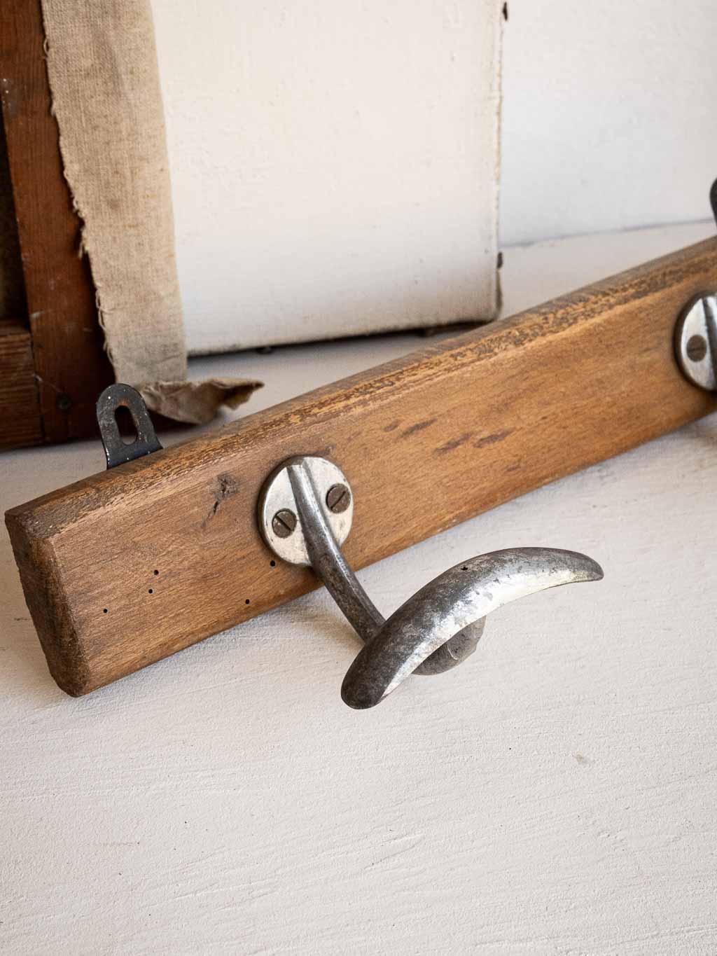 Description : Porte-manteaux mural vintage en bois et métal. Un objet typique des années 1960, composé de 2 patères en métal. Son design rétro et sa finition en bois apporteront une touche vintage et chaleureuse à votre entrée ou votre chambre. Pratique et décoratif, il accueillera vos manteaux, sacs ou accessoires avec style. Caractéristiques : Matériau : Bois et métal Configuration : 2 patères Style : Vintage années 1960 Dimensions : 32 × 10 × 10 cm de hauteur État : Traces d'usage Dans la même collection : → Découvrez tous nos porte-manteaux ici.