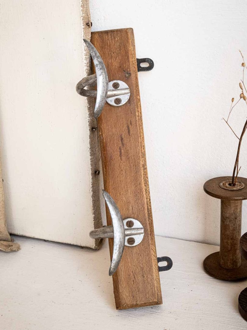 Description : Porte-manteaux mural vintage en bois et métal. Un objet typique des années 1960, composé de 2 patères en métal. Son design rétro et sa finition en bois apporteront une touche vintage et chaleureuse à votre entrée ou votre chambre. Pratique et décoratif, il accueillera vos manteaux, sacs ou accessoires avec style. Caractéristiques : Matériau : Bois et métal Configuration : 2 patères Style : Vintage années 1960 Dimensions : 32 × 10 × 10 cm de hauteur État : Traces d'usage Dans la même collection : → Découvrez tous nos porte-manteaux ici.