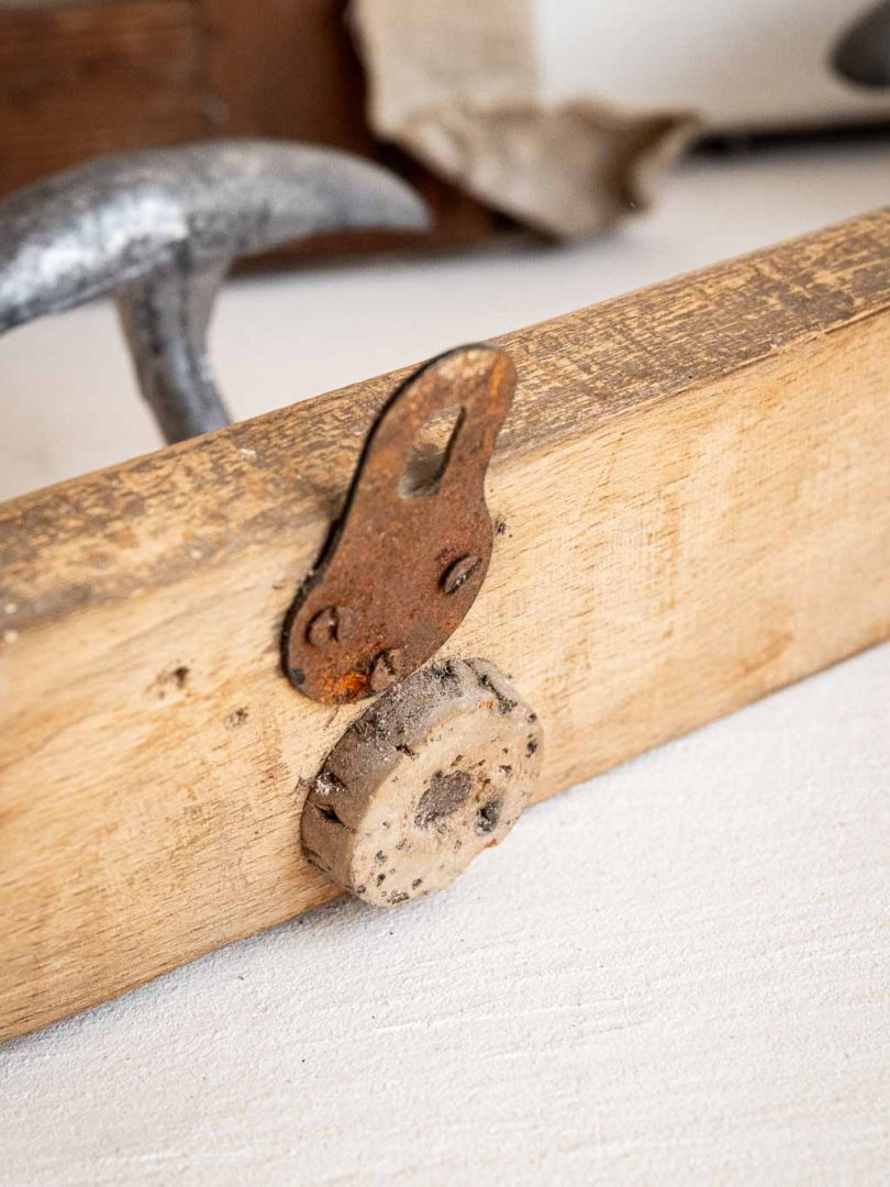 Description : Porte-manteaux mural vintage en bois et métal. Un objet typique des années 1960, composé de 2 patères en métal. Son design rétro et sa finition en bois apporteront une touche vintage et chaleureuse à votre entrée ou votre chambre. Pratique et décoratif, il accueillera vos manteaux, sacs ou accessoires avec style. Caractéristiques : Matériau : Bois et métal Configuration : 2 patères Style : Vintage années 1960 Dimensions : 32 × 10 × 10 cm de hauteur État : Traces d'usage Dans la même collection : → Découvrez tous nos porte-manteaux ici.
