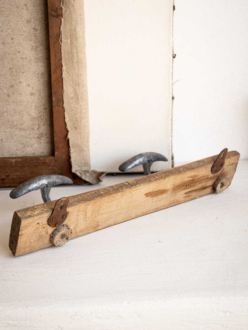 Description : Porte-manteaux mural vintage en bois et métal. Un objet typique des années 1960, composé de 2 patères en métal. Son design rétro et sa finition en bois apporteront une touche vintage et chaleureuse à votre entrée ou votre chambre. Pratique et décoratif, il accueillera vos manteaux, sacs ou accessoires avec style. Caractéristiques : Matériau : Bois et métal Configuration : 2 patères Style : Vintage années 1960 Dimensions : 32 × 10 × 10 cm de hauteur État : Traces d'usage Dans la même collection : → Découvrez tous nos porte-manteaux ici.