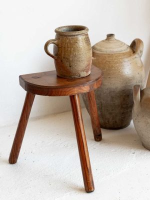 tabouret tripode ancien siège de vacher pour la traite à utiliser en support de plantes
