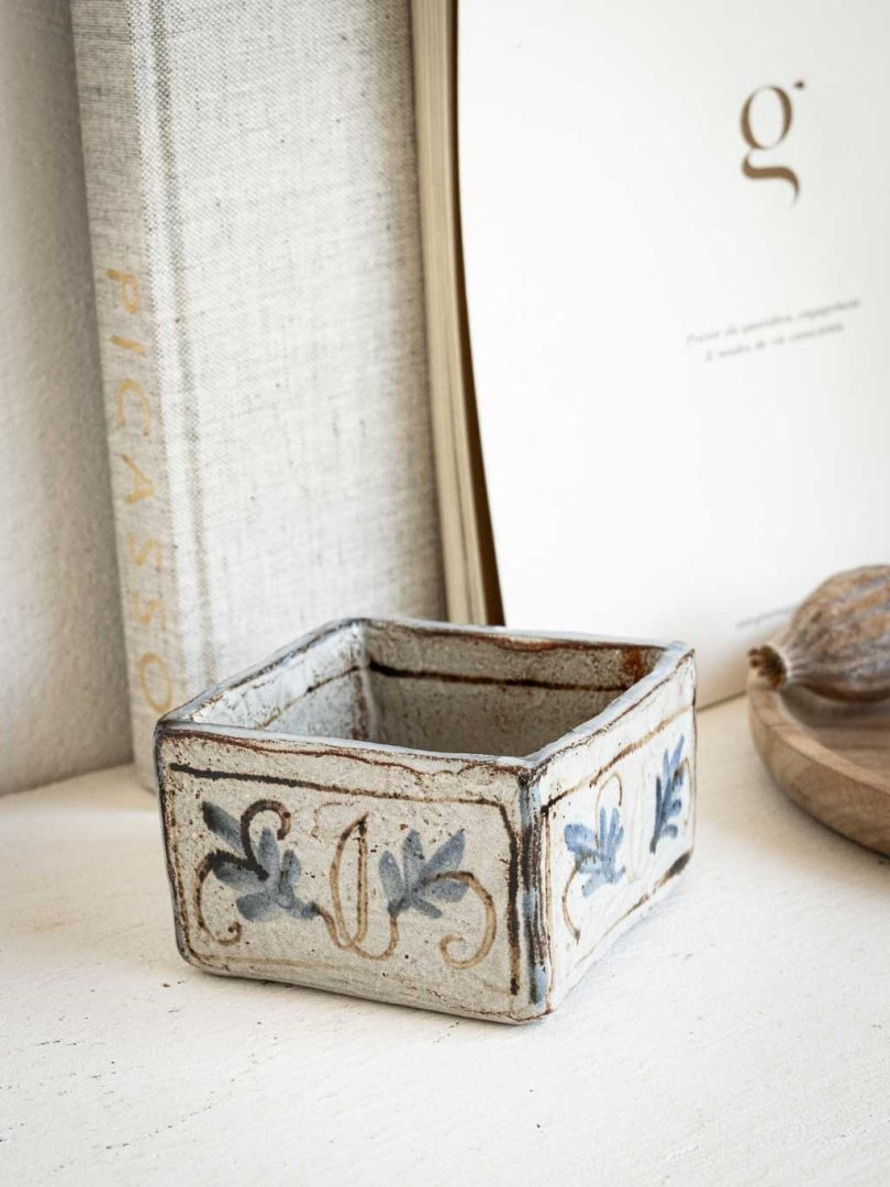 petit vide poche artisanal en grès signé Corié