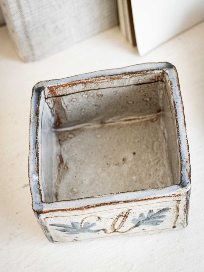 petit vide poche artisanal en grès signé Corie