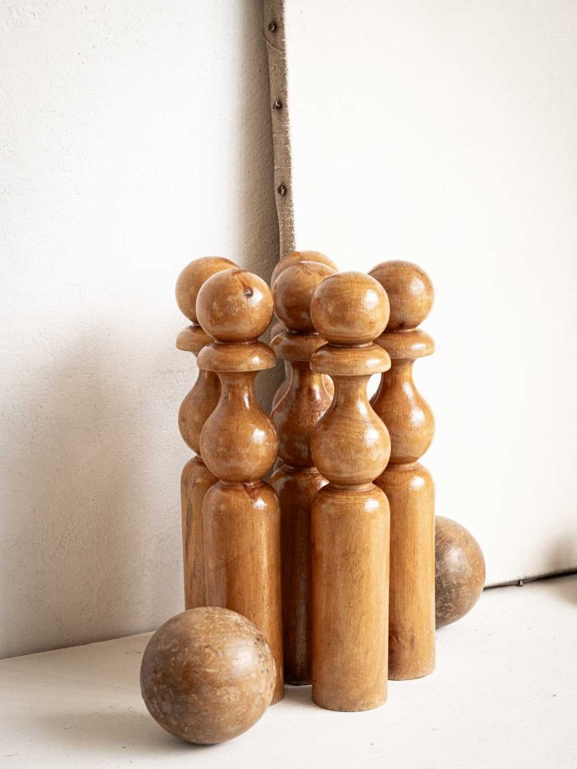 Jeu de quilles vintage en bois vernis : 6 quilles 2 boules