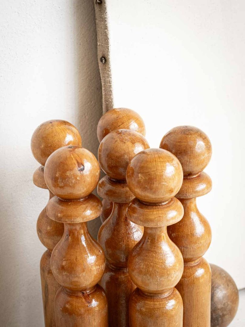 Jeu de quilles vintage en bois vernis : 6 quilles 2 boules