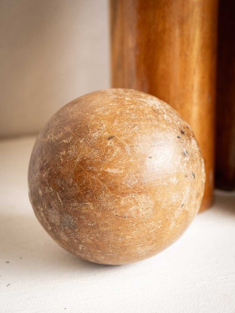 Jeu de quilles vintage en bois vernis : 6 quilles 2 boules