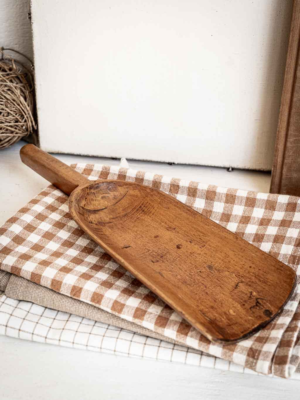 Pelle à grain ancienne en bois patiné