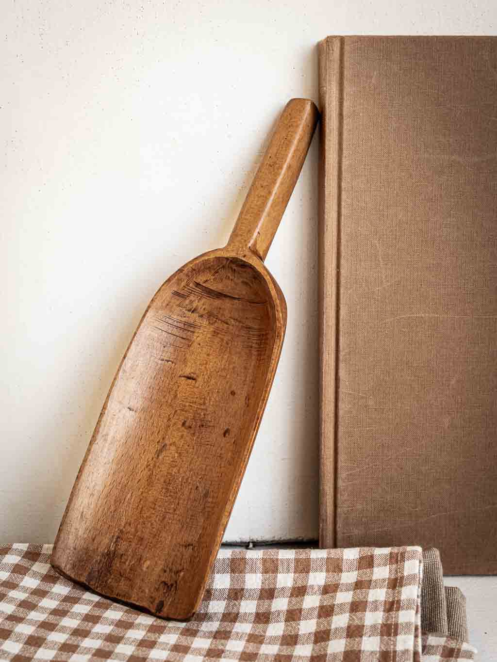 Pelle à grain ancienne en bois patiné