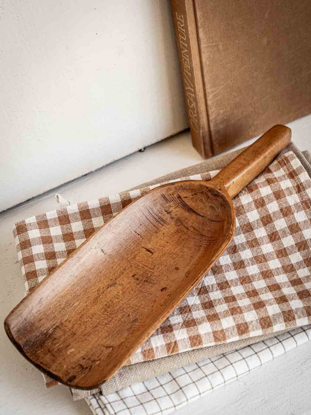 Pelle à grain ancienne en bois patiné