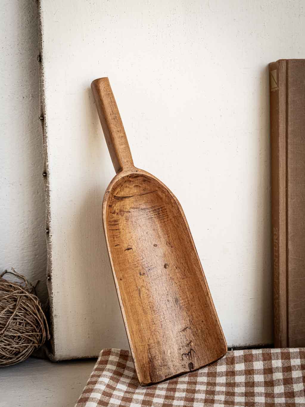 Pelle à grain ancienne en bois patiné