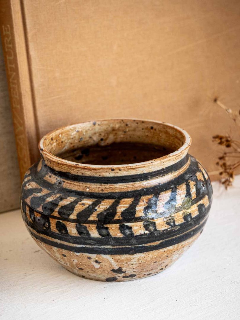 pot artisanal en grès décor ethnique