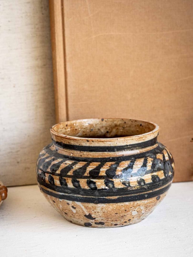 pot artisanal en grès décor ethnique