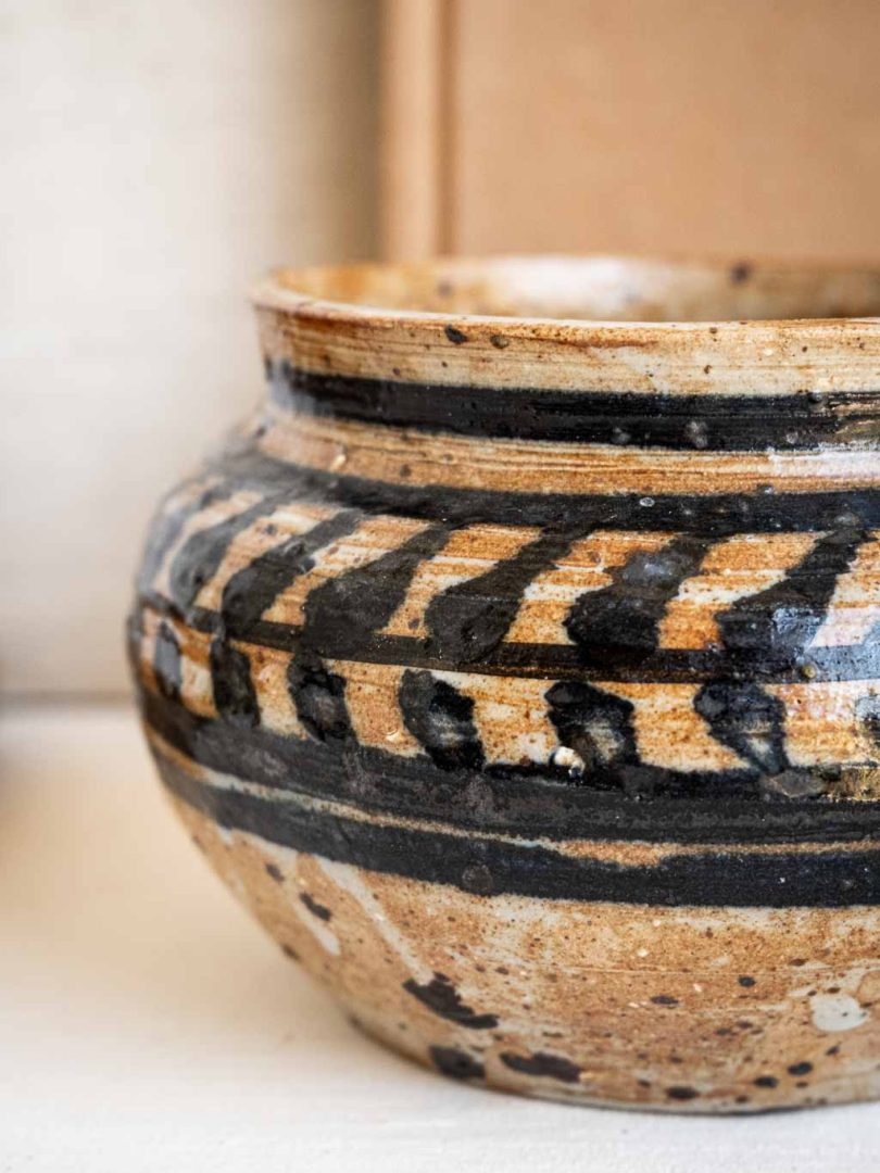 pot artisanal en grès décor ethnique