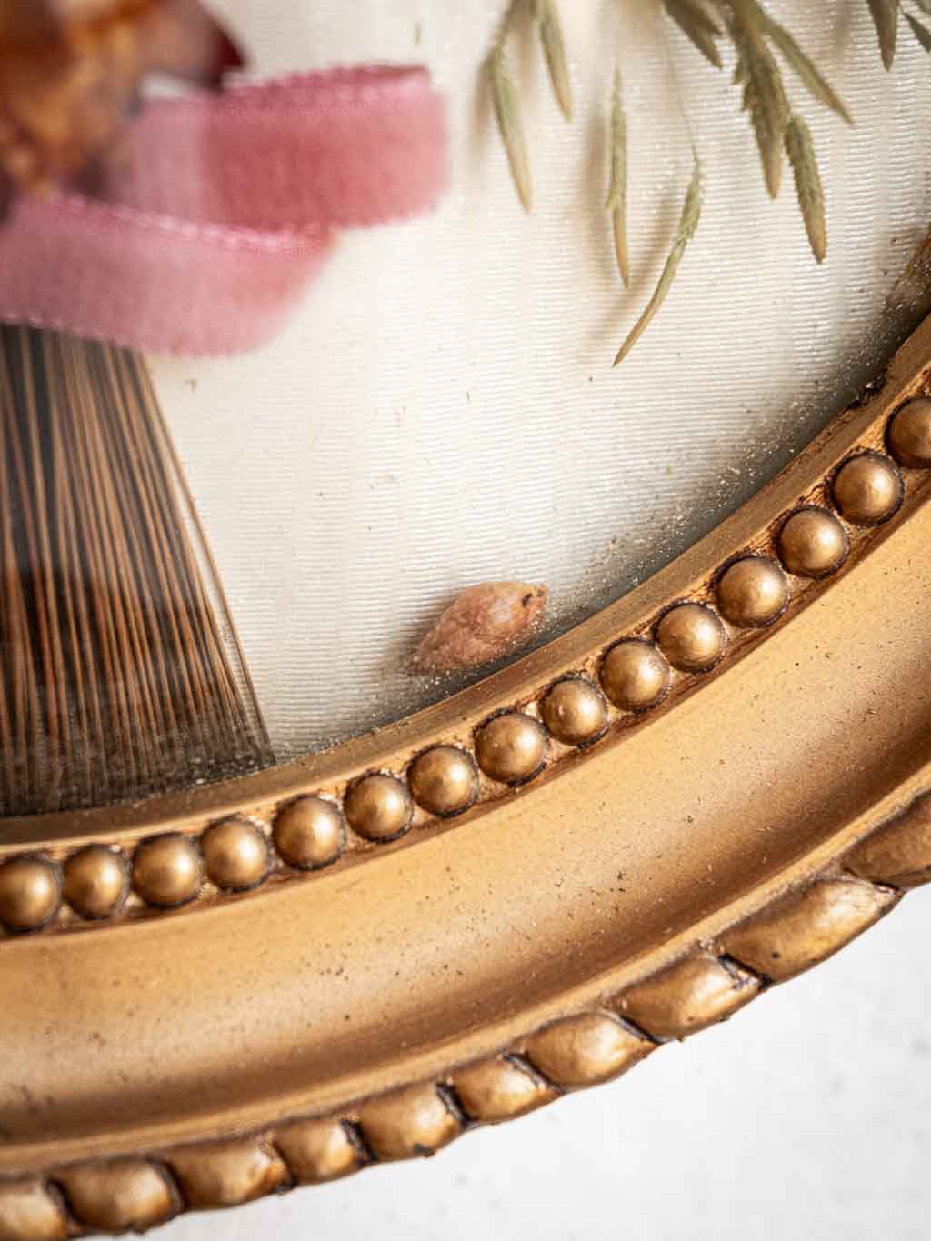 Cadre vintage bombé médaillon fleurs séchées
