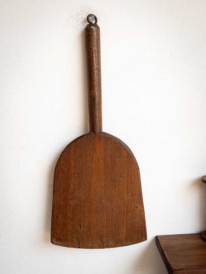 ancien battoir à linge de lavandière en bois