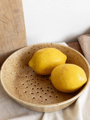 Assiette égouttoir en céramique beige pour laver les fruits