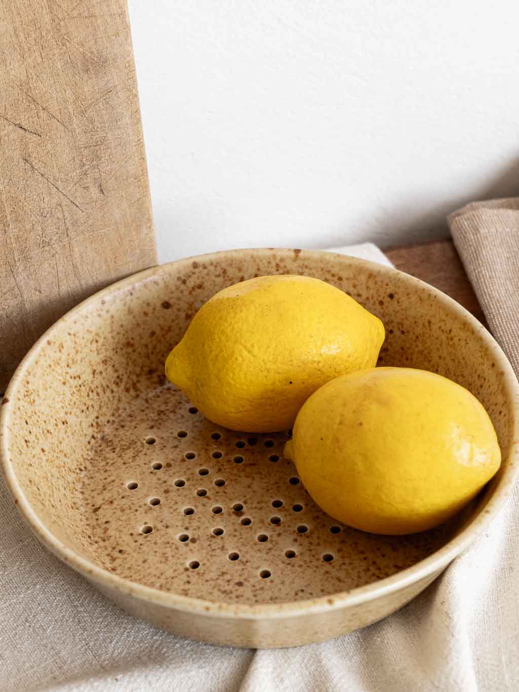 Assiette égouttoir en céramique beige pour laver les fruits