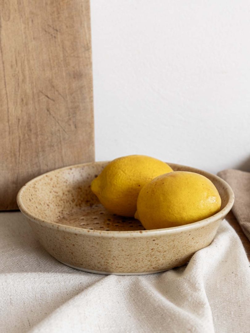 Assiette égouttoir en céramique beige pour laver les fruits