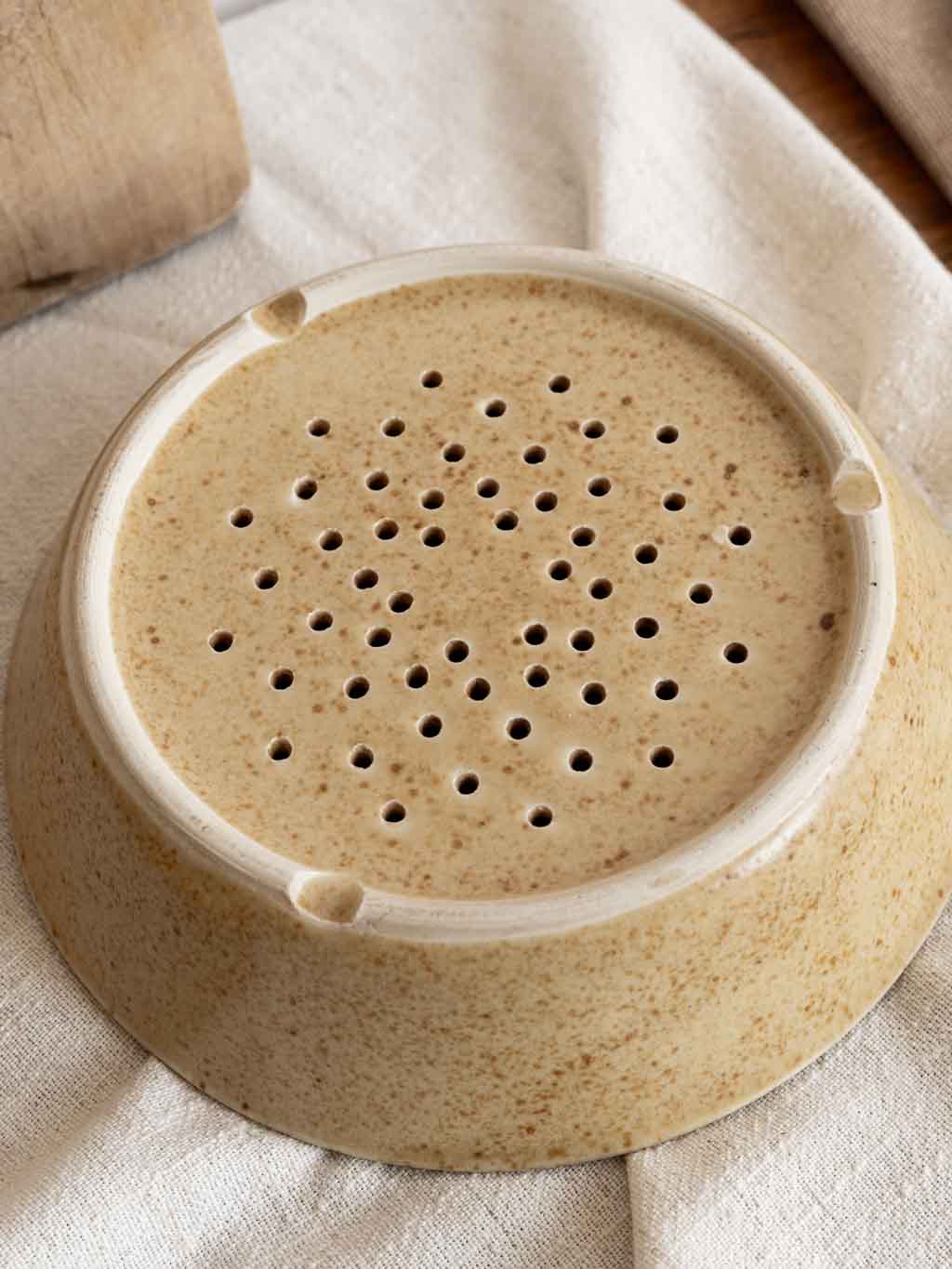 Assiette égouttoir en céramique beige pour laver les fruits