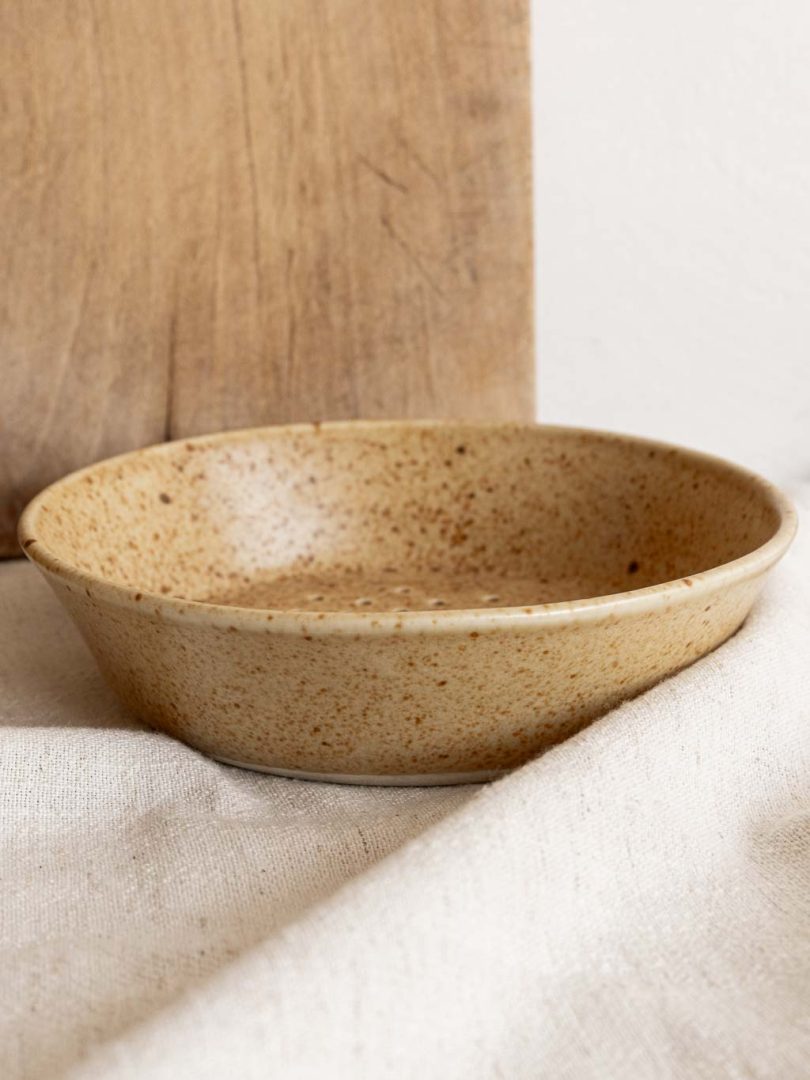 Assiette égouttoir en céramique beige pour laver les fruits