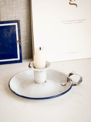 bougeoir ancien en tole emaillée blanc et liseré bleu