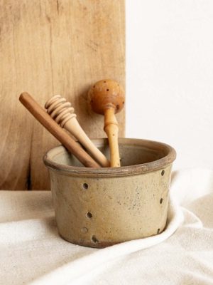 ancien moule à fromage en céramique faisselle en grès beige