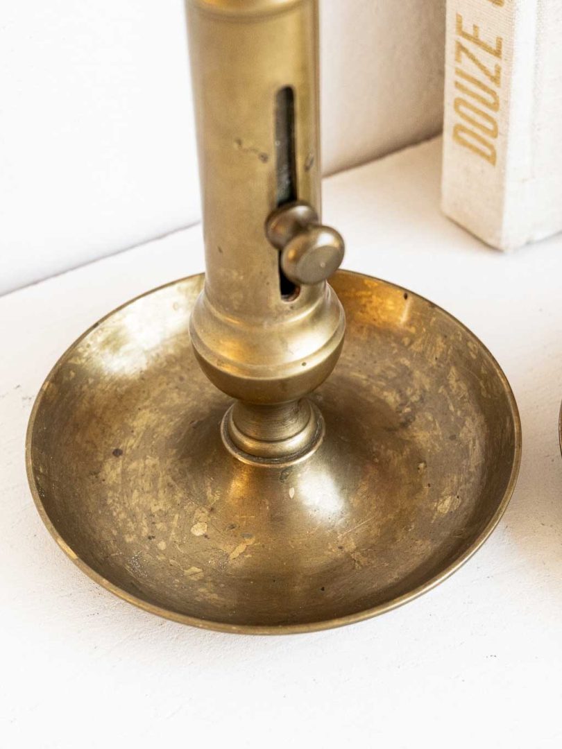 paire de bougeoir poussoir en laiton vintage
