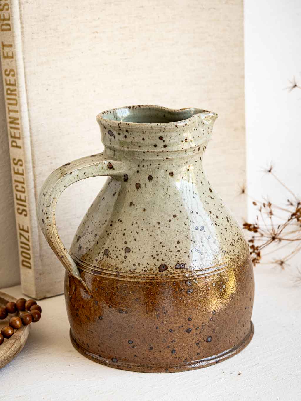 Pichet bicolore en grès artisanal