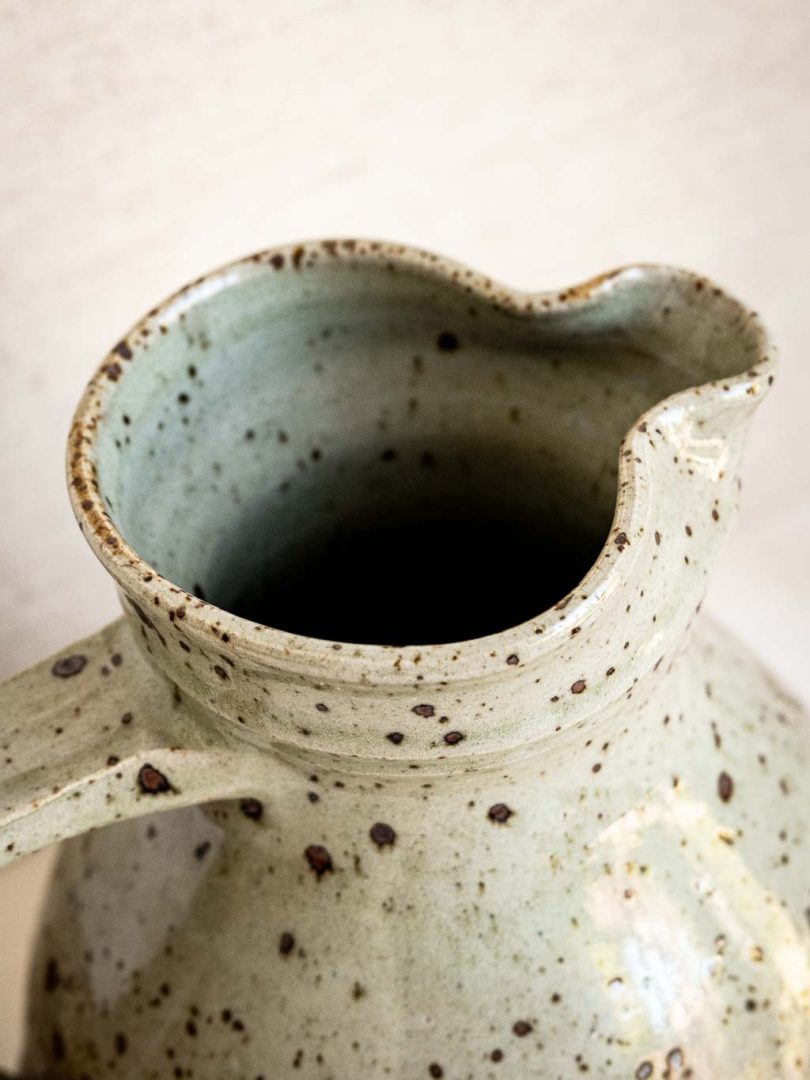 Pichet bicolore en grès artisanal