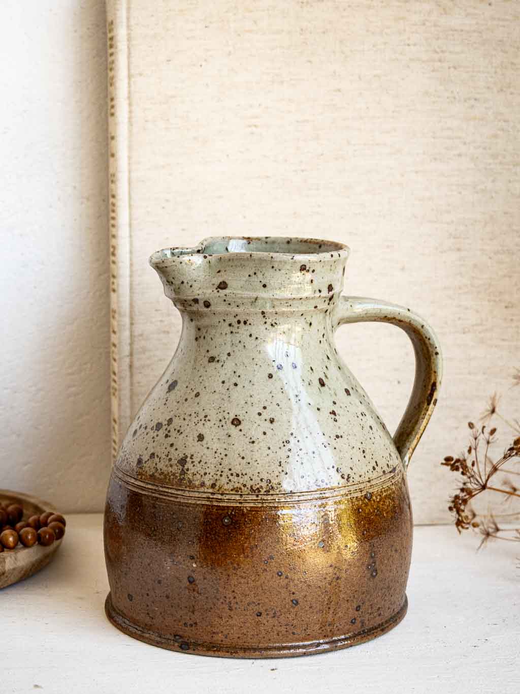 Pichet bicolore en grès artisanal