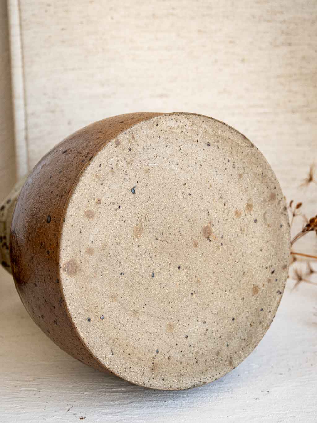Pichet bicolore en grès artisanal