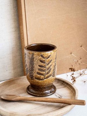 Tasse artisanale en grès décor herbier