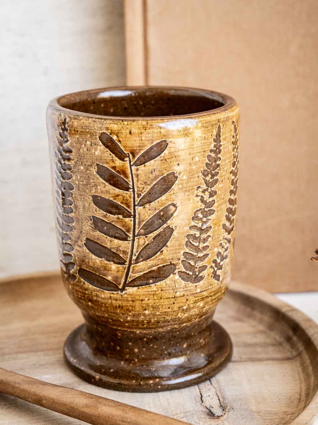 Tasse artisanale en grès décor herbier