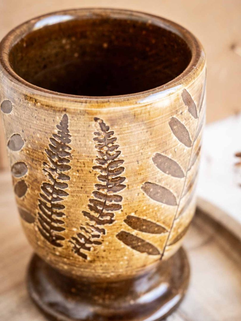 Tasse artisanale en grès décor herbier