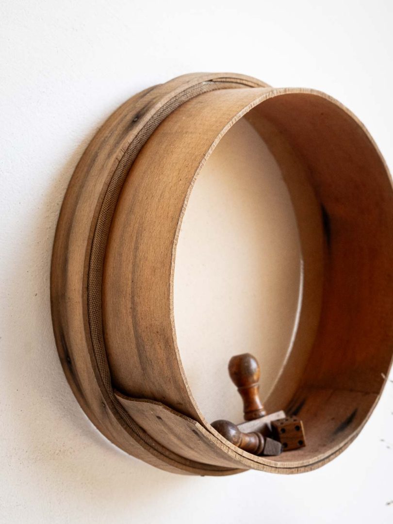 Description : Charmant petit tamis à farine ancien en bois Parfait en décoration murale pour un esprit brocante, ou détourné en petite étagère originale. Son caractère authentique et ses traces du temps en font un objet plein de charme, qui apportera une touche rustique à votre intérieur. Caractéristiques : Matériau : Bois Dimensions : 28 × 28 × 9.5 cm État : Quelques traces d'usage Un objet ancien plein de caractère, à la fois décoratif et intemporel. Dans la même collection : → Découvrez tous nos tamis dans notre sélection d'anciens outils, ici.