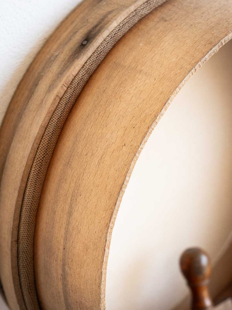 Description : Charmant petit tamis à farine ancien en bois Parfait en décoration murale pour un esprit brocante, ou détourné en petite étagère originale. Son caractère authentique et ses traces du temps en font un objet plein de charme, qui apportera une touche rustique à votre intérieur. Caractéristiques : Matériau : Bois Dimensions : 28 × 28 × 9.5 cm État : Quelques traces d'usage Un objet ancien plein de caractère, à la fois décoratif et intemporel. Dans la même collection : → Découvrez tous nos tamis dans notre sélection d'anciens outils, ici.