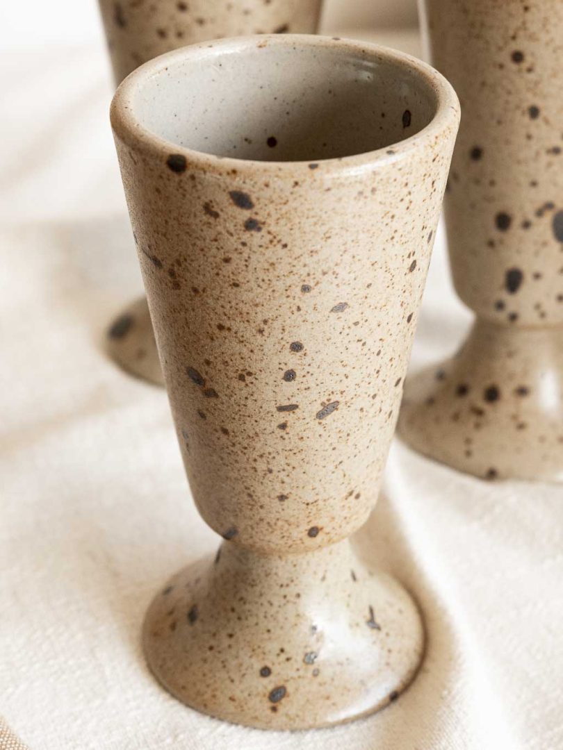 Lot 4 mazagrans en grès pyrité moucheté gris