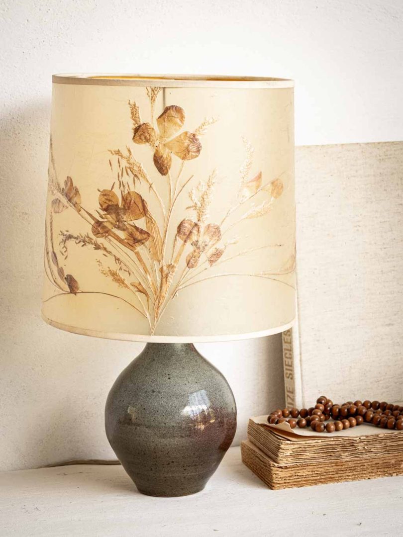 Lampe vintage en grès , abat jour herbier