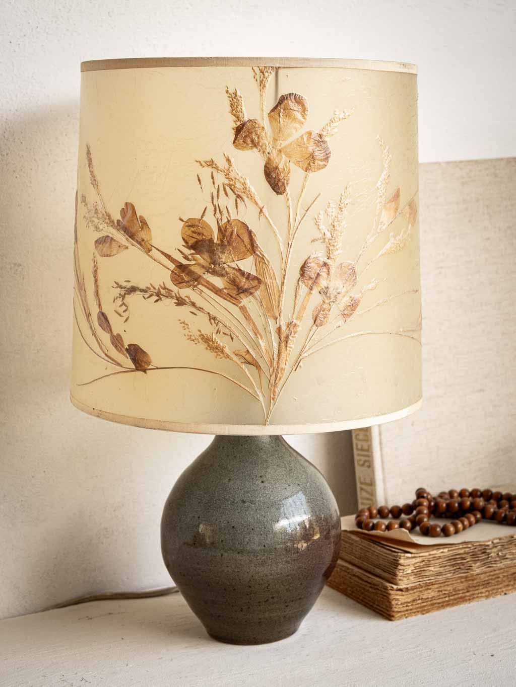 Lampe vintage en grès , abat jour herbier