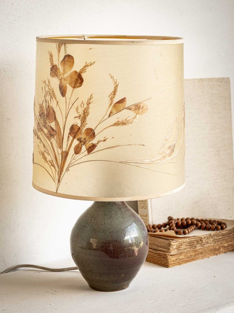Lampe vintage en grès , abat jour herbier